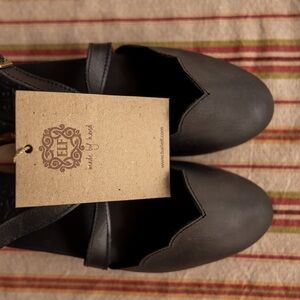 Handcrafted Black Leather Women’s Flats